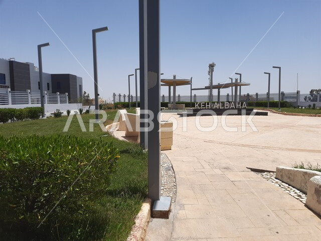 الاهتمام بزراعة الأشجار والنباتات الخضراء في المملكة العربية السعودية, الفن الهندسي المعماري على الطراز الحديث والمتطور لبناء المنشآت والمراكز الطبية, الحديقة الخارجية لمستشفى الملك فهد في مدينة الباحة, مباني متطورة لتقديم الخدمات والعناية الصحية للمرضى