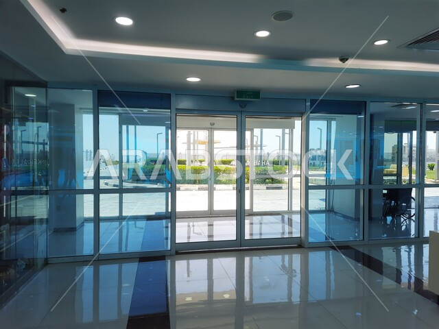 التطور والتقدم العمراني في المملكة العربية السعودية, الفن الهندسي المعماري على الطراز الحديث والمتطور لبناء المنشآت والمراكز الطبية, صورة من الداخل لمستشفى الملك فهد في مدينة الباحة, مباني متطورة لتقديم الخدمات والعناية الصحية للمرضى