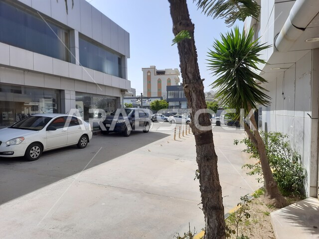 المباني والمحال التجارية في مدينة الباحة، الفن الهندسي المعماري على الطراز الحديث، الشوارع والطرقات المعبدة في المملكة العربية السعودية، معالم سياحية مشهورة، الأسواق ومراكز التسوق في المناطق المرتفعة