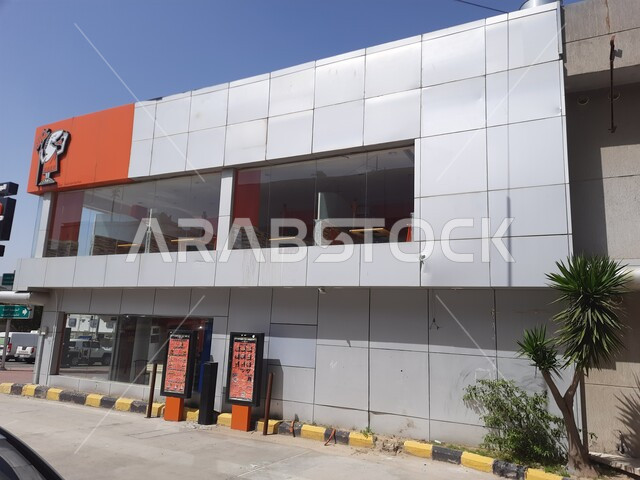 المباني والمحال التجارية في مدينة الباحة، الفن الهندسي المعماري على الطراز الحديث، الشوارع والطرقات المعبدة في المملكة العربية السعودية، معالم سياحية مشهورة، الأسواق ومراكز التسوق في المناطق المرتفعة