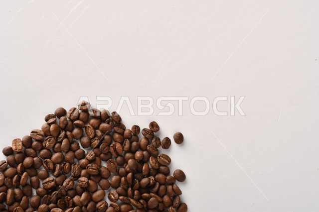 حبوب البن (بذرة نبات القهوة) نوع من أنواع المشروبات المنشطة ذهنياً , بذور البن المحمصة,  بذور البن الطازجة الطبيعية  , خلفية بيضاء