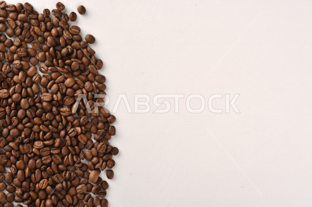 حبوب البن (بذرة نبات القهوة) نوع من أنواع المشروبات المنشطة ذهنياً , بذور البن المحمصة,  بذور البن الطازجة الطبيعية  , خلفية بيضاء