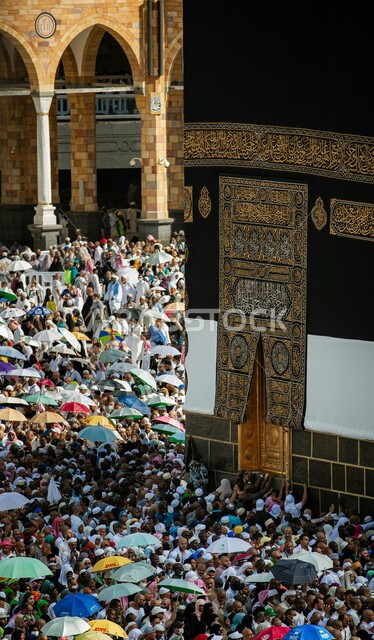 أداء مناسك الحج في الحرم المكي الشريف, صورة مقربة لحشود المسلمين يطوفون حول الكعبة المشرفة, حجاج بيت الله الحرام يحملون الشمسيات للحماية من أشعة الشمس, معالم دينية إسلامية مقدسة في مكة المكرمة بالمملكة العربية السعودية