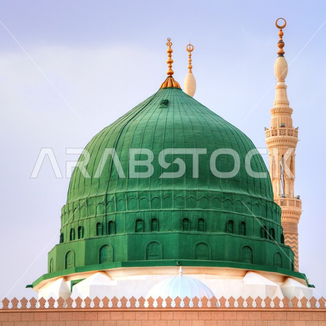 القبة الخضراء للمسجد النبوي الشريف في المدينة المنورة بالمملكة العربية السعودية، مآذن المسجد النبوي، مسجد النبي محمد عليه السلام، العبادة والتقرب الى الله، المعالم الدينية في السعودية، اسلاميات وعبادة
