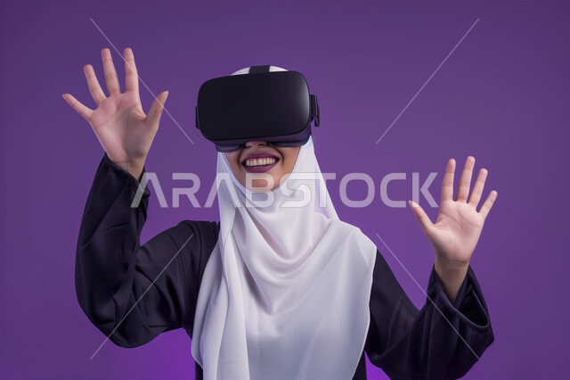 تقنيات حديثة و أجهزة تكنولوجية، رفع الايدي عاليا بتعابير محاولة لمس شيء ما, دمج العالم الخيالي مع المتعة والتسلية، بورتريه لامرأة عربية خليجية سعودية ترتدي نظارة الواقع الإفتراضي تقوم باللعب في ألعاب الفيديو الترفيهية، قضاء وقت ممتع في اللعب, خلفية ملونة