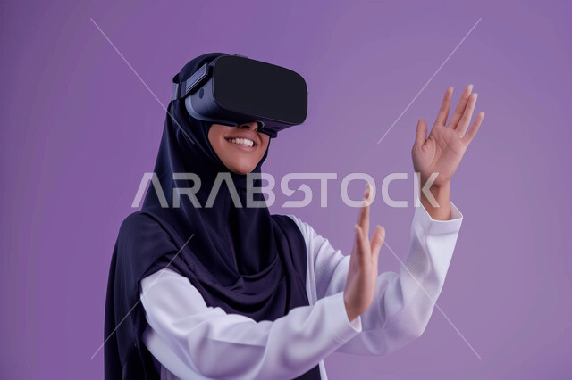 رفع الايدي عاليا بتعابير محاولة لمس شيء ما, دمج العالم الخيالي مع المتعة والتسلية، بورتريه لامرأة عربية خليجية سعودية ترتدي نظارة الواقع الإفتراضي تقوم باللعب في ألعاب الفيديو الترفيهية، أجهزة تكنولوجية وتقنيات حديثة، قضاء وقت ممتع في اللعب, خلفية ملونة