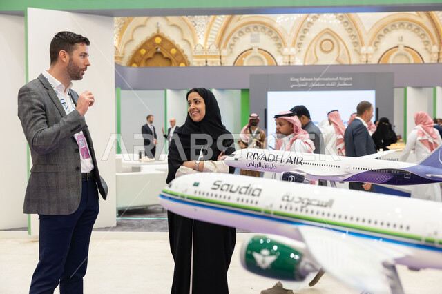 توافد الزوار من مختلف بلاد العالم إلى مؤتمر مستقبل الطيران في مدينة الرياض بالمملكة العربية السعودية، رؤية مستقبلية سعودية 2030، فعاليات ومؤتمرات ثقافية مشهورة، مشاركة الخبراء وقادة الشركات العالمية، تعزيز الابتكار والنقل الجوي المستدام والتبادل الثقافي