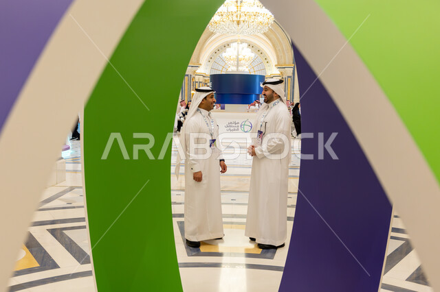 تبادل الأحاديث والحوارات الثقافية، تعزيز الابتكار والنقل الجوي المستدام، تطوير الاستدامة البيئية في مجال الطيران المدني، رجلان عربيان خليجيان سعوديان يتحادثان في مؤتمر مستقبل الطيران في مدينة الرياض بالمملكة العربية السعودية، رؤية مستقبلية سعودية 2030