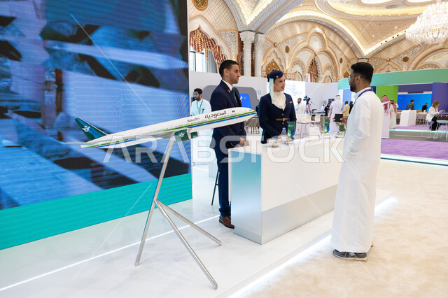 تجمع الزوار من جميع أنحاء العالم في مؤتمر مستقبل الطيران في مدينة الرياض بالمملكة العربية السعودية، فعاليات وندوات ثقافية مشهورة، رؤية مستقبلية سعودية 2030، حوارات ونقاشات حول تطوير الاستدامة البيئية في مجال الطيران المدني