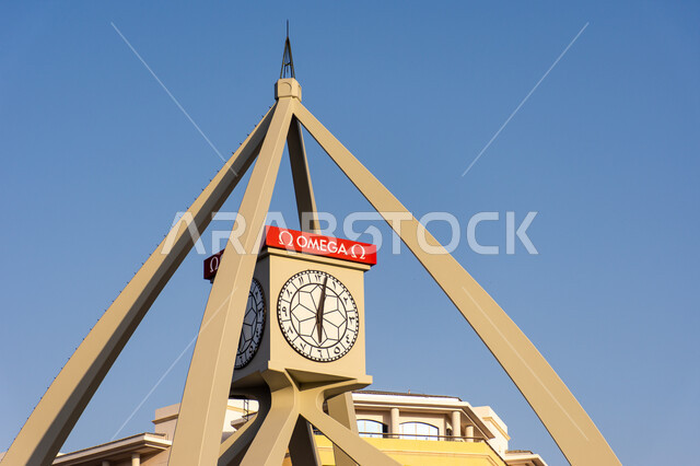 التصاميم والديكورات الهندسية المعمارية على الطراز الحديث لبرج الساعة في ديرة في مدينة دبي وقت النهار، المنشآت و المباني السكنية و التجارية، التطور والنمو العمراني في الإمارات العربية المتحدة، مقصد السياح والزائرين من مختلف البلدان، معالم وأماكن سياحية مشهورة