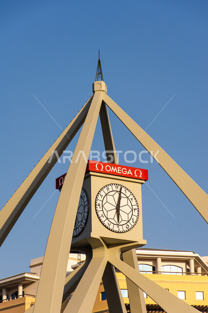 الديكورات والتصاميم الهندسية المعمارية على الطراز الحديث لبرج الساعة في ديرة في مدينة دبي وقت النهار، المنشآت و المباني السكنية و التجارية، التطور والنمو العمراني في الإمارات العربية المتحدة، مقصد السياح والزائرين من مختلف البلدان، معالم وأماكن سياحية مشهورة