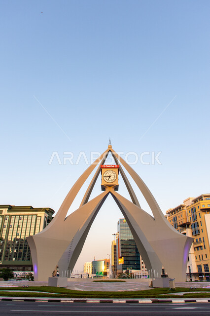 المباني و المنشآت السكنية و التجارية، التطور والنمو العمراني في الإمارات العربية المتحدة، مقصد السياح والزائرين من مختلف البلدان، معالم وأماكن سياحية مشهورة، التصميم الهندسي المعماري على الطراز الحديث لبرج الساعة في ديرة في مدينة دبي وقت النهار