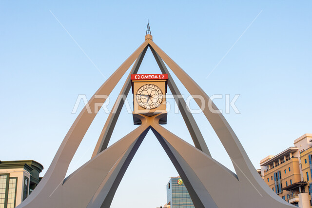 التطور والنمو العمراني في الإمارات العربية المتحدة، مقصد السياح والزائرين من مختلف البلدان، معالم وأماكن سياحية مشهورة، التصميم الهندسي المعماري على الطراز الحديث لبرج الساعة في ديرة في مدينة دبي وقت النهار، المباني و المنشآت السكنية و التجارية