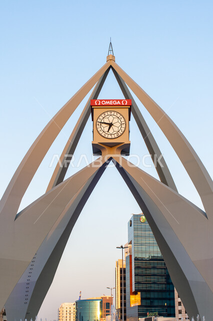 النمو والتطور العمراني في الإمارات العربية المتحدة، مقصد السياح والزائرين من مختلف البلدان، معالم وأماكن سياحية مشهورة، التصميم الهندسي المعماري على الطراز الحديث لبرج الساعة في ديرة في مدينة دبي وقت النهار، المباني و المنشآت السكنية و التجارية