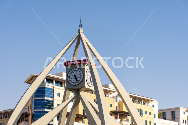 المباني والمنشآت السكنية والتجارية، الفن الهندسي المعماري على الطراز الحديث لبرج الساعة في ديرة في مدينة دبي وقت النهار، التقدم والنمو العمراني في الإمارات العربية المتحدة، معالم وأماكن سياحية مشهورة