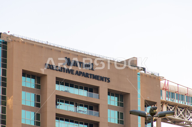 الفن الهندسي المعماري للأبراج وناطحات السحاب في الامارات العربية المتحدة، صورة مقربة لمبنى فندق ماربوت بمنطقة الرقة بمدينة دبي، معالم سياحية مشهورة، اماكن جذب واستقطاب السياح