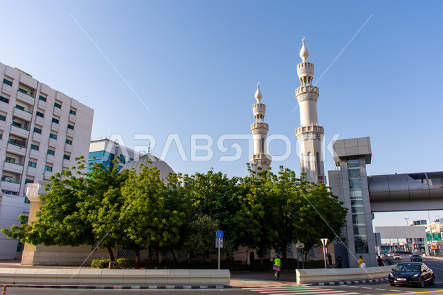 العبادة والتقرب إلى الله، الفن الهندسي المعماري والديكورات الاسلامية على الطراز الحديث، أماكن ومعالم دينية مقدسة في الإمارات العربية المتحدة، دعوة المسلمين لآداء الصلاة، مسجد وسط الأشجار في امارة دبي