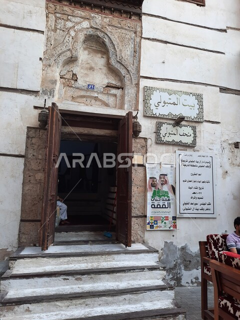 النوافذ والأبواب الخشبية في متحف بيت المتبولي بحي البلد في مدينة جدة، المتاحف والمباني الأثرية المتميزة، الفن الهندسي المعماري على الطراز القديم، المعالم التاريخية التراثية، اماكن سياحية مشهورة في المملكة العربية السعودية