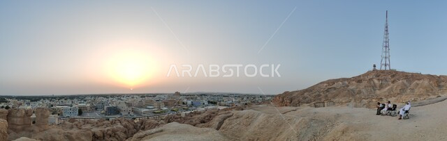 القمم والمرتفعات الصخرية في المنطقة الشرقية بالدمام، صورة بانورامية للجبال المطلة على مدينة الاحساء في النهار، اماكن ومناطق السياحة الطبيعية في المملكة العربية السعودية، التنزه واستنشاق الهواء الطلق في الخارج