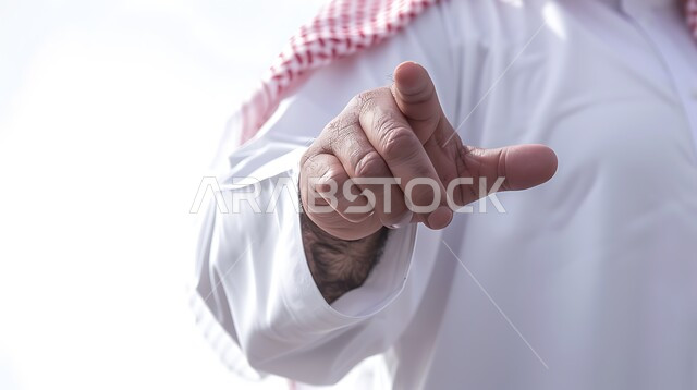 الاشارة إلى شيء ما بإيماءات التحديد والتأكيد, بورتريه مقرب لرجل عربي خليجي سعودي يرتدي الثوب التقليدي والشماغ يشير بأصابع السبابة بتعابير التحذير والتنبيه، خلفية بيضاء