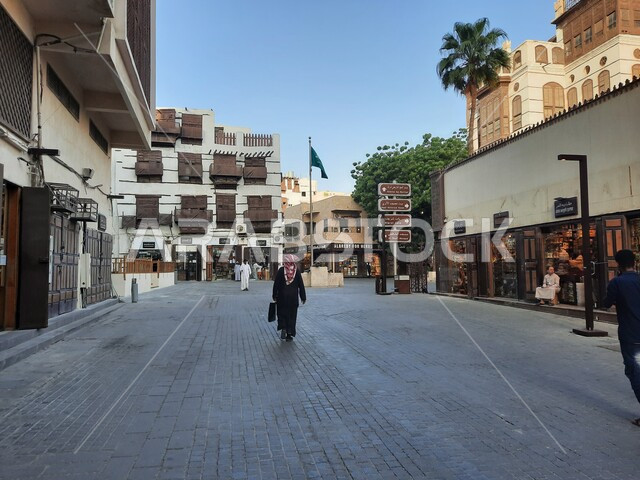 الاسواق والمحال التجارية، الشوارع والازقة في مدينة جدة التاريخية، المعالم والأماكن الاثرية في المملكة العربية السعودية، البيوت والمباني التراثية في حي البلد، الفن الهندسي المعماري المتميز