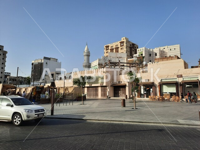 حركة مرور السيارات في الشوارع والطرقات، المعالم والأماكن الاثرية في المملكة العربية السعودية، المباني التراثية في حي البلد، الاهتمام بالبنية التحتية، الطرق المعبدة في مدينة جدة التاريخية