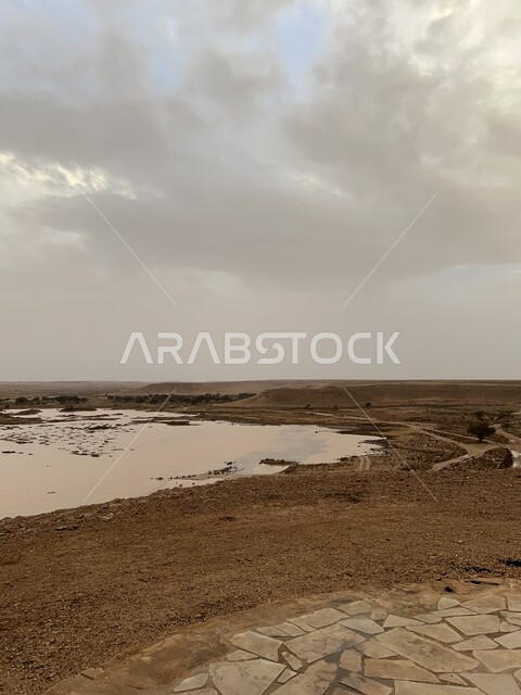 تجمع مياه الأمطار في محافظة حريملاء في مدينة الرياض, منظر الغيوم في السماء، البيئة الطبيعية في المملكة العربية السعودية