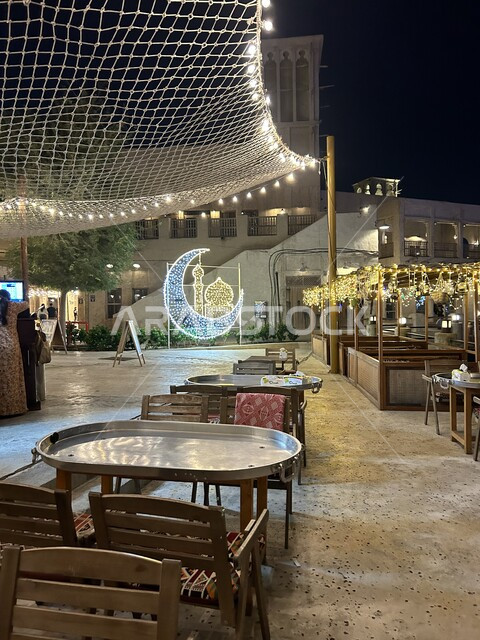 مطعم شعبي داخل سوق السيف في مدينة دبي، أماكن ترفيهية مشهورة، الديكورات والأجواء الرمضانية المتميزة، التراث العمراني على الطراز القديم في الامارات العربية المتحدة