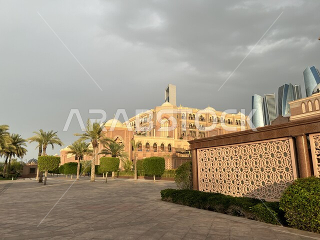 الفن الهندسي المعماري على الطراز الحديث للأبراج والفنادق، فندق قصر الإمارات في مدينة أبو ظبي، الاهتمام بزرعة أشجار النخيل الخضراء، معالم وأماكن سياحية مشهورة  في الإمارات العربية المتحدة