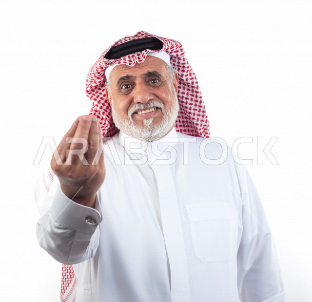 بورتريه رجل عربي سعودي كبير بالسن بإيماءات وجه ويدين مختلفة , صورة مقربة , شايب سعودي يرتدي ثوب أبيض مع شماغ وعقال , خلفية بيضاء , رجل مسن يشير بيده على الإنتظار والصبر , مفهوم تعابيرالوجه ولغة الجسد