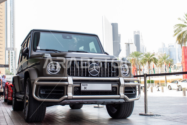 فعاليات ومعارض متميزة، صورة مقربة لسيارة فارهة رباعية الدفع عند مدخل دبي مول بمدينة دبي، مفهوم بيع وايجار السيارات، معالم و أماكن سياحية مشهورة في الامارات العربية المتحدة