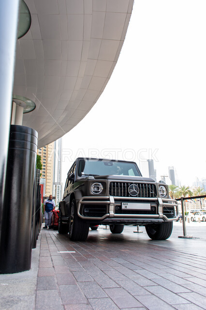 فعاليات ومعارض متميزة، صورة مقربة لسيارة فارهة رباعية الدفع عند مدخل دبي مول بمدينة دبي، مفهوم بيع وايجار السيارات، معالم و أماكن سياحية مشهورة في الامارات العربية المتحدة