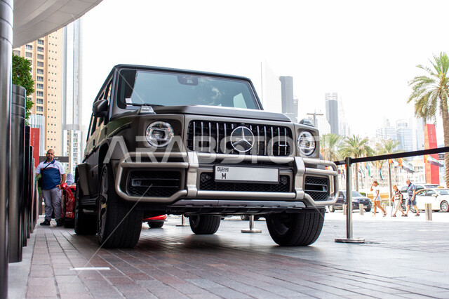 فعاليات ومعارض متميزة، صورة مقربة لسيارة فارهة رباعية الدفع عند مدخل دبي مول بمدينة دبي، مفهوم بيع وايجار السيارات، معالم و أماكن سياحية مشهورة في الامارات العربية المتحدة