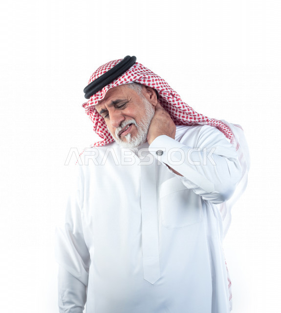 بورتريه رجل عربي سعودي كبير بالسن يضع يده على رقبته يشعر بحالة من الوجع والألم , صورة مقربة , شايب سعودي يرتدي ثوب أبيض مع شماغ وعقال , خلفية بيضاء , رجل مسن يشعر بالتعب والألم الشديد على رقبته , مفهوم تعابيرالوجه ولغة الجسد