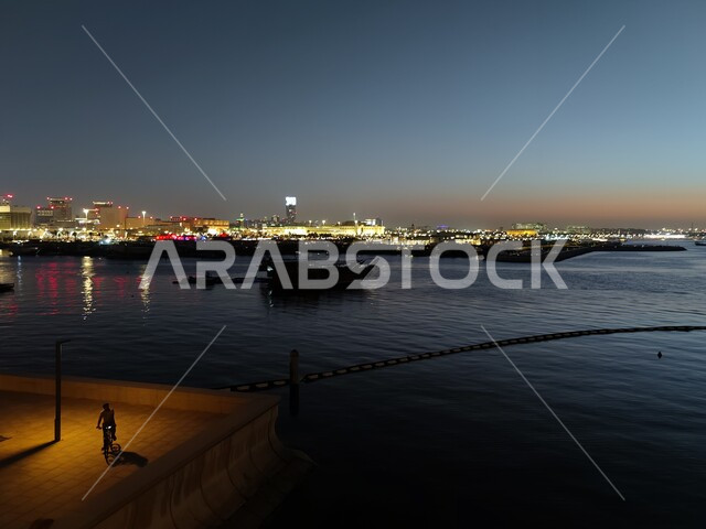 كورنيش الدوحة على شاطئ الخليج العربي ليلا، معالم الدوحة السياحية، القوارب الخشبية على الواجهة البحرية في دولة قطر، أماكن جذب واستقطاب السياح من انحاء العالم، خلفية الطبيعه