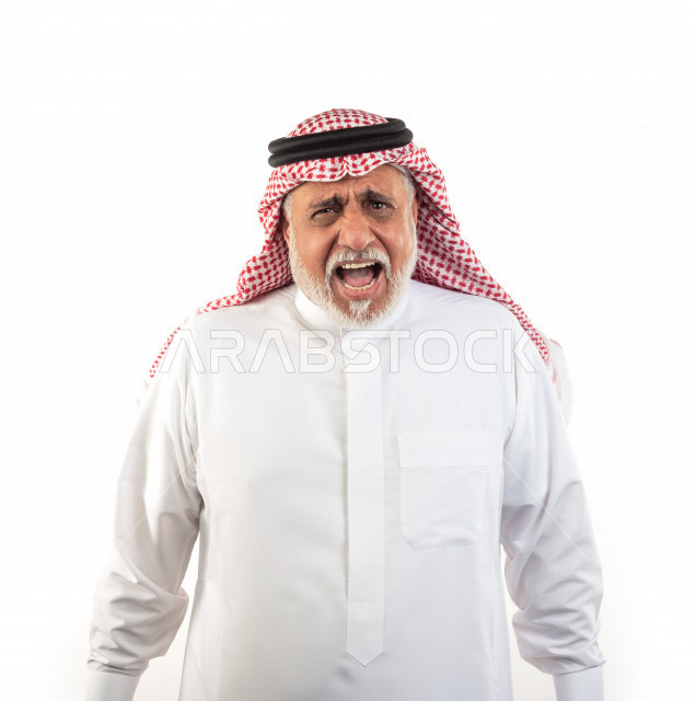 بورتريه رجل عربي سعودي كبير بالسن بإيماءات وجه ويدين مختلفة , صورة مقربة , شايب سعودي يرتدي ثوب أبيض مع شماغ وعقال , خلفية بيضاء , رجل مسن يلتقط الصور وهو بحالة غضب وقهر , مفهوم تعابيرالوجه ولغة الجسد المختلفة