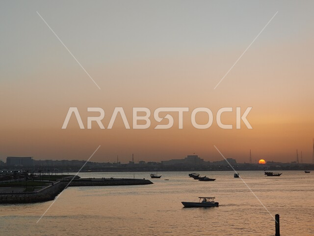 المناظر الطبيعية على الواجهة البحرية، مجموعة من القوارب الخشبية في كورنيش الدوحة، المعالم السياحية في دولة قطر، أماكن جذب واستقطاب السياح من انحاء العالم، خلفية الطبيعة
