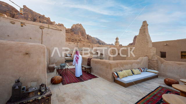 جلسة عربية شعبية في دار طنطورة في مدينة العلا الاثرية، الأماكن الشعبية التقليدية في البلدة القديمة، العراقة والحضارة العربية الاصيلة, المناطق والمعالم والقرى السياحية في المملكة العربية السعودية