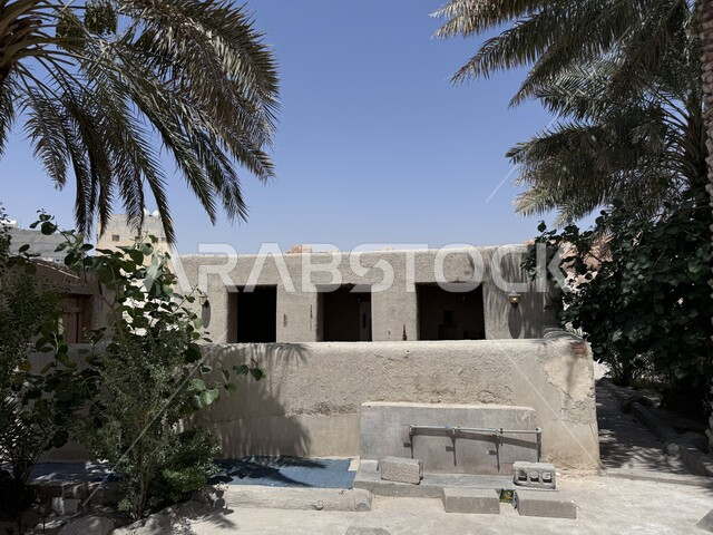 المباني الطينية القديمة, الطراز المعماري الإسلامي للمساجد التراثية في السعودية, المعالم والأماكن الدينية المشهورة في الإحساء, أشجار النخيل المحيطة بالمسجد الأثري, مكان للعبادة والتقرب من الله