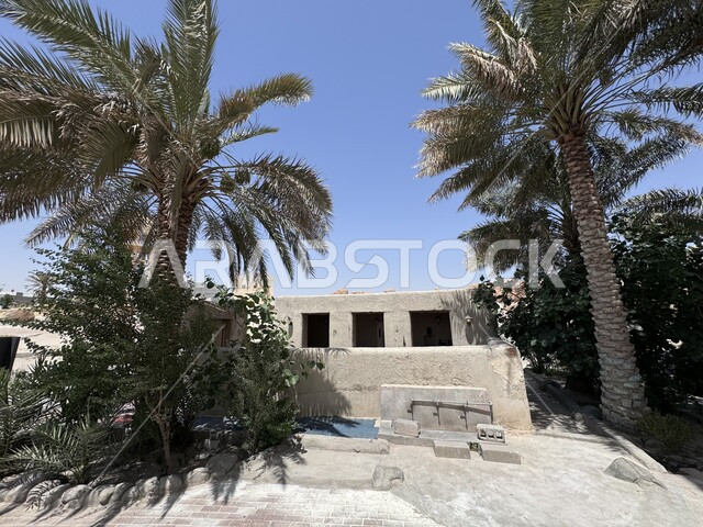 أشجار النخيل المحيطة بالمسجد الأثري, الطراز المعماري الإسلامي للمساجد التراثية في السعودية, المعالم والأماكن الدينية المشهورة في الإحساء, المباني الطينية القديمة, مكان للعبادة والتقرب من الله