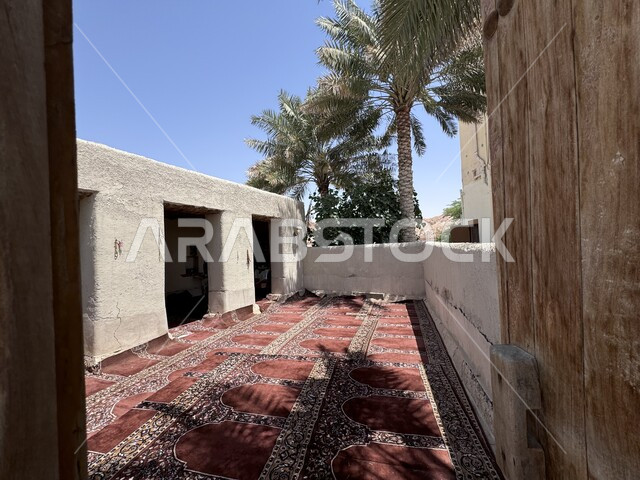 المساجد التراثية في السعودية, المعالم والأماكن الدينية المشهورة في الإحساء, المباني الطينية القديمة, أشجار النخيل المحيطة بالمسجد الأثري, مكان للعبادة والتقرب من الله, البناء على الطراز المعماري الإسلامي