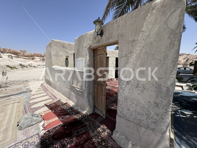 مكان للعبادة والتقرب من الله, الطراز المعماري الإسلامي للمساجد التراثية في السعودية, المعالم والأماكن الدينية المشهورة في الإحساء, المباني الطينية القديمة, أشجار النخيل المحيطة بالمسجد الأثري