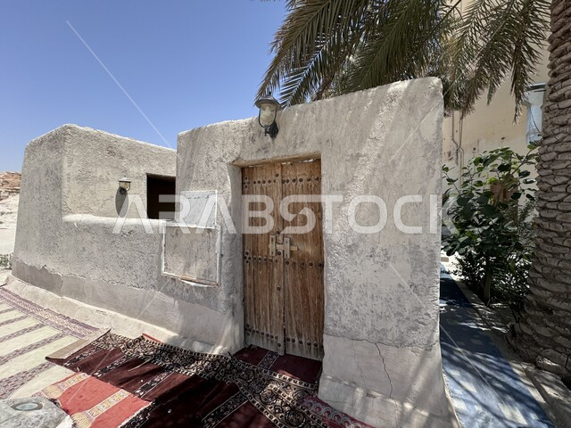 البناء على الطراز المعماري الإسلامي للمساجد التراثية في السعودية, المعالم والأماكن الدينية المشهورة في الإحساء, المباني الطينية القديمة, أشجار النخيل المحيطة بالمسجد الأثري, مكان للعبادة والتقرب من الله