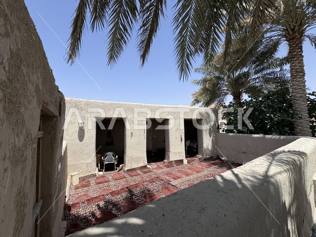 المعالم والأماكن الدينية المشهورة في الإحساء, الطراز المعماري الإسلامي للمساجد التراثية في السعودية, المباني الطينية القديمة, أشجار النخيل المحيطة بالمسجد الأثري, مكان للعبادة والتقرب من الله