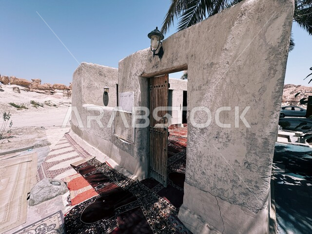 أداء العبادة والتقرب من الله, الطراز المعماري الإسلامي للمساجد التراثية في السعودية, المعالم والأماكن الدينية المشهورة في الإحساء, المباني الطينية القديمة, أشجار النخيل المحيطة بالمسجد الأثري