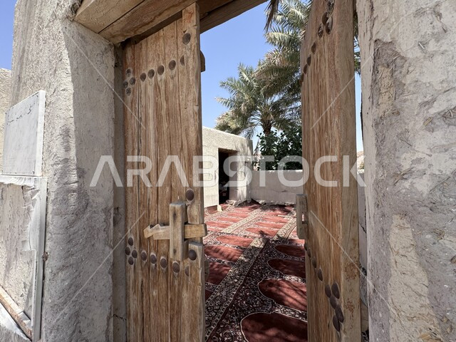 المباني الطينية القديمة والأبواب الخشبية, الطراز المعماري الإسلامي للمساجد التراثية في السعودية, المعالم والأماكن الدينية المشهورة في الإحساء, أشجار النخيل المحيطة بالمسجد الأثري, مكان للعبادة والتقرب من الله