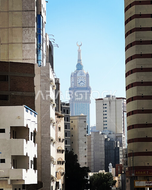 مبنى برج الساعة الملكي المطل على الحرم المكي الشريف في المملكة العربية السعودية ، أداء مناسك الحج والعمرة، العبادة والتقرب إلى الله، معالم دينية إسلامية، الفن الهندسي المعماري على الطراز الحديث للابراج وناطحات السحاب