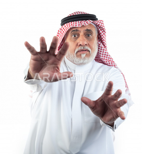 بورتريه رجل عربي سعودي كبير بالسن بإيماءات وجه ويدين مختلفة , صورة مقربة , شايب سعودي يرتدي ثوب أبيض مع شماغ وعقال , خلفية بيضاء , مفهوم تعابيرالوجه ولغة الجسد واليدين المختلفة