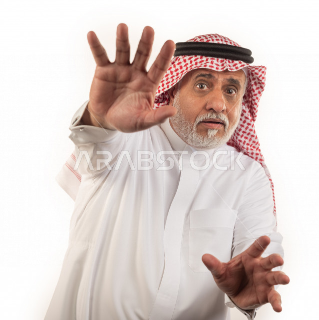 بورتريه رجل عربي سعودي كبير بالسن بإيماءات وجه ويدين مختلفة , صورة مقربة , شايب سعودي يرتدي ثوب أبيض مع شماغ وعقال , خلفية بيضاء , مفهوم تعابيرالوجه ولغة الجسد واليدين المختلفة