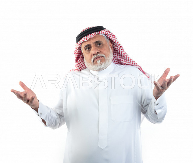 بورتريه رجل عربي سعودي كبير بالسن بإيماءات وجه ويدين مختلفة , صورة مقربة , شايب سعودي يرتدي ثوب أبيض مع شماغ وعقال , خلفية بيضاء , مفهوم تعابيرالوجه ولغة الجسد واليدين المختلفة